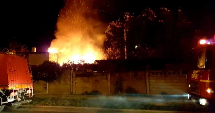 Incendiu în Hunedoara. FOTO: Daniel Guţă. ADEVĂRUL.