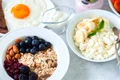 Mic dejun sanatos - alimentatie sanatoasa - manacare - ou- iaurt-ovaz-fructe de padure FOTO Shutterstock 