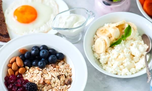 Mic dejun sanatos - alimentatie sanatoasa - manacare - ou- iaurt-ovaz-fructe de padure FOTO Shutterstock 