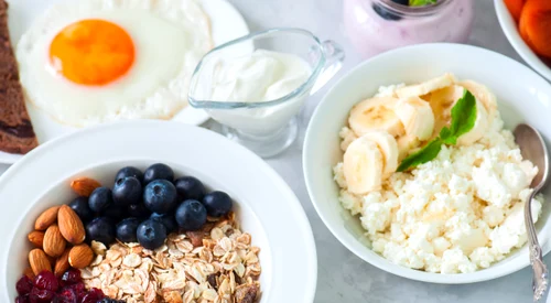 Mic dejun sanatos - alimentatie sanatoasa - manacare - ou- iaurt-ovaz-fructe de padure FOTO Shutterstock 