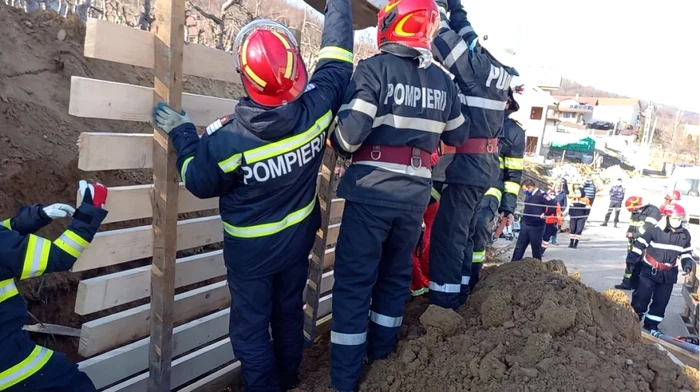 Mal de pământ surpat peste un muncitor care lucra la canalizarea unui cartierul rezidenţial din Râmnicu Vâlcea strada Bujorencii Foto Adevărul