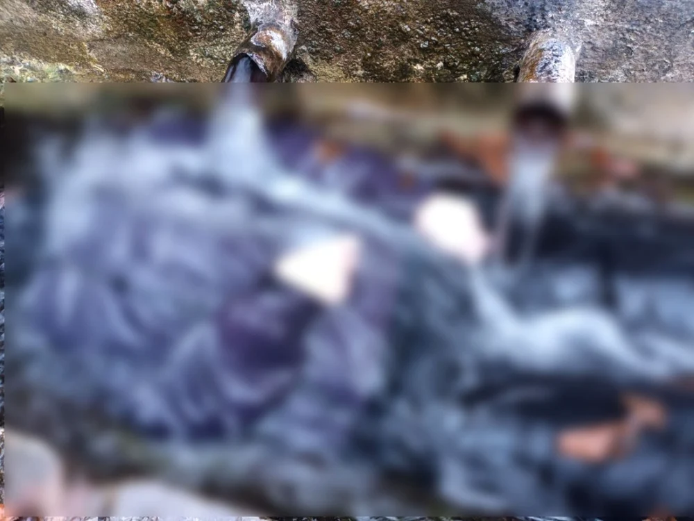 Cadavrul tinerei era întins pe toată lungimea cişmelei