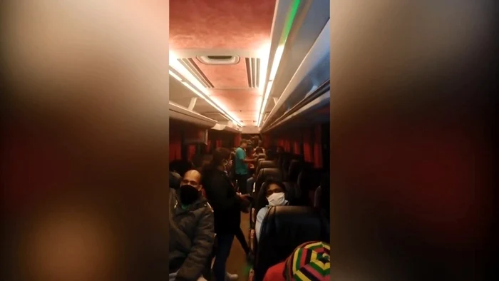 Angajaţii din Sri Lanka trimişi acasă cu autobuzul FOTO YouTube