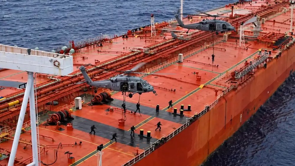 „Stația plutitoare de combustibil” fără reguli unde petrolul iranian își schimbă proprietarul