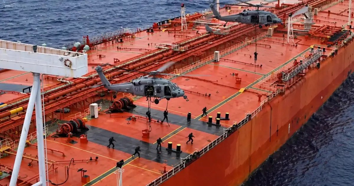 „Stația plutitoare de combustibil” fără reguli unde petrolul iranian își schimbă proprietarul