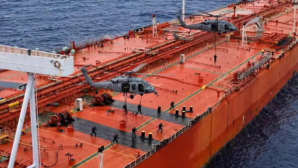 „Stația plutitoare de combustibil” fără reguli unde petrolul iranian își schimbă proprietarul