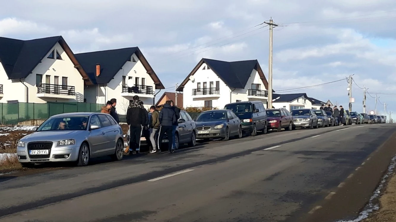 Prietenii care l-au aşteptat pe Ciprian. FOTO: Dinu Zară