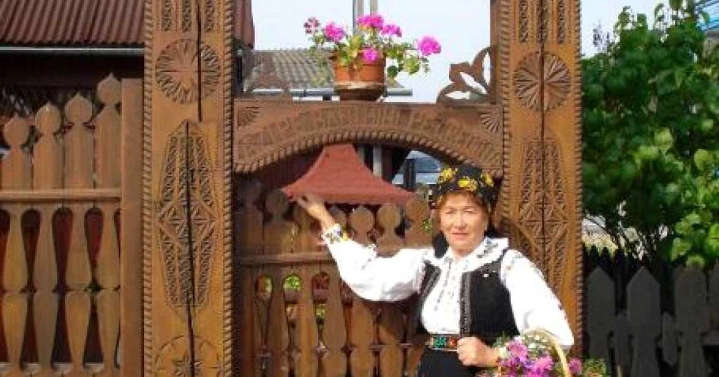Casa se află în localitatea Ciumărna