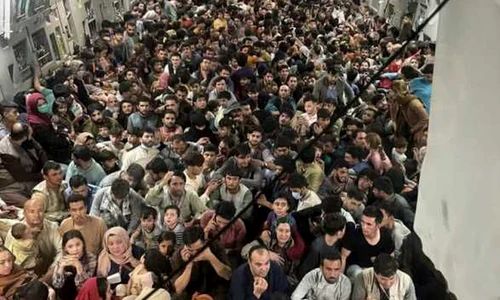 Imaginea disperării: sute de afgani evacuaţi cu un avion care poate transporta de patru ori mai puţini oameni jpeg