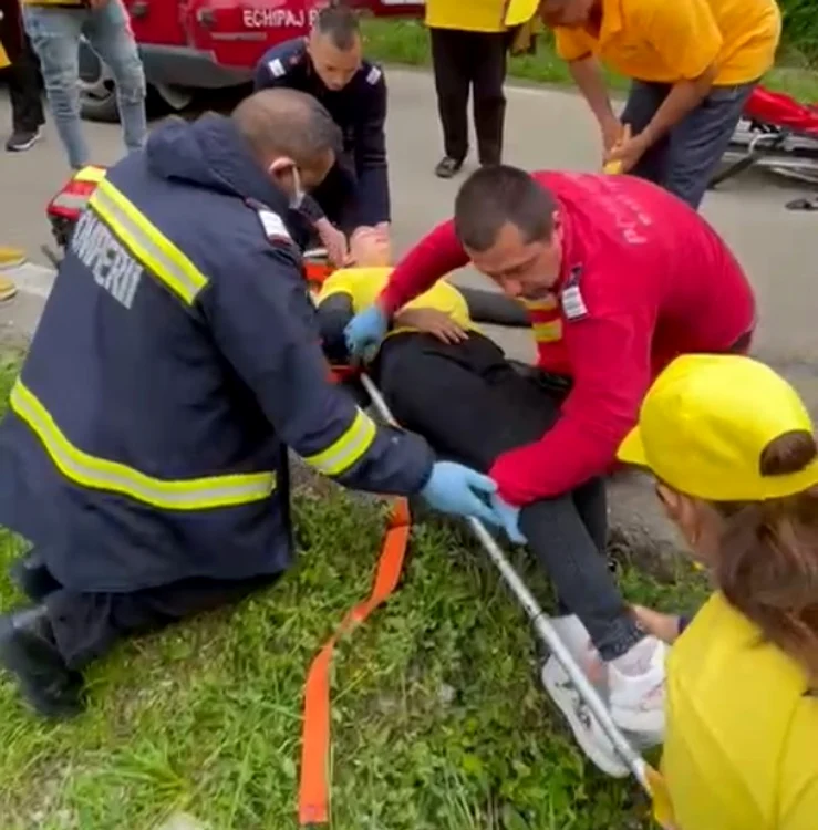 Tânăra lovită de mașina primarului a fost transportată la spital. Foto: gorjonline.ro