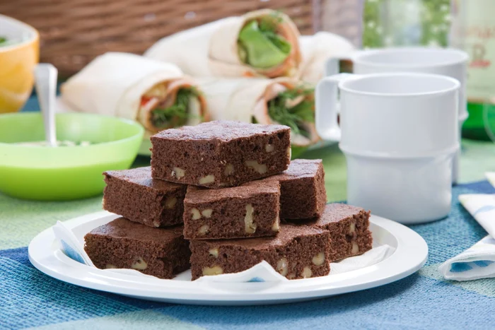 
    Negresă de post cu gem şi nucă  