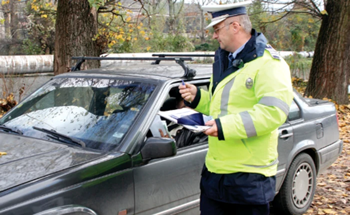 Poliţiştii au verificat actele tânărului vinovat de accident