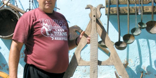 Reşiţa: PORTRET / Costel Rob are o colecţie de 500 de obiecte vechi