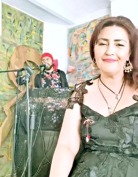 Cei doi postează  filmuleţe din  sufragerie