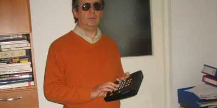 Mircea Bucur a renunțat la cărțile scrise în Braille în favoarea aparatelor Daisy și a calculatorului.