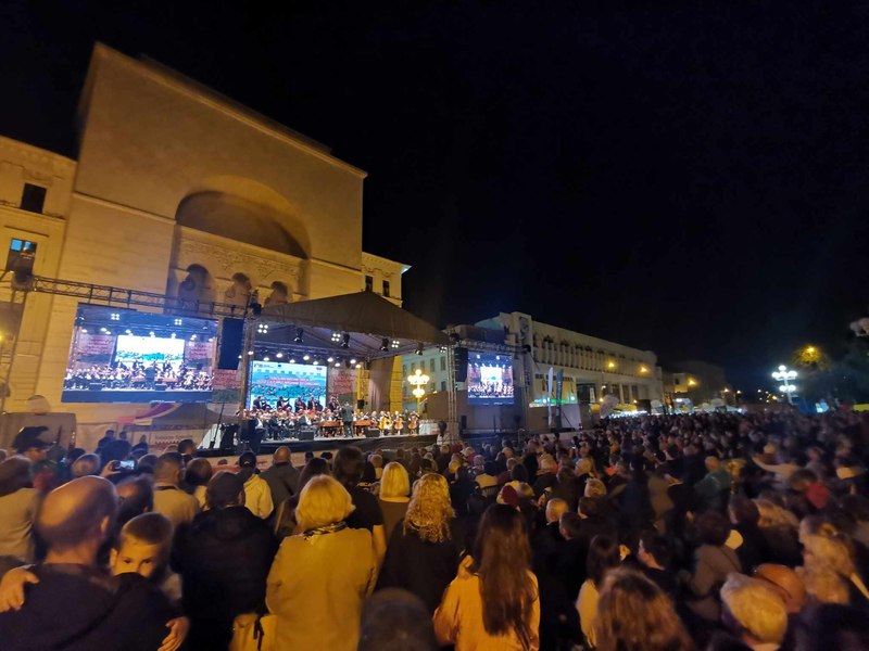 Cel mai mare „taraf simfonic țigănesc” din lume, spectacol fascinant în Piața Victoriei din Timișoara VIDEO