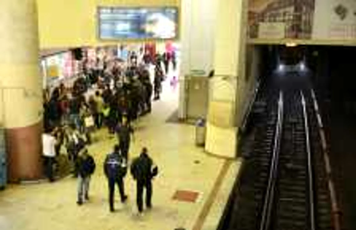O femeie a căzut pe şina de metrou după ce i s-a făcut rău