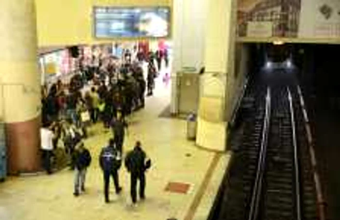 Trenurile de metrou circulă, de Revelion, la interval de 10 minute între orele 24.00 şi 01.00, apoi, până la 05.00, la interval de 20 de minute