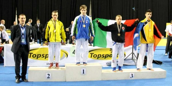 Flavius Plopeanu (primul din dreapta) a reuşit cel mai bun rezultat din carieră (Foto: ju-jitsu.webs.com)