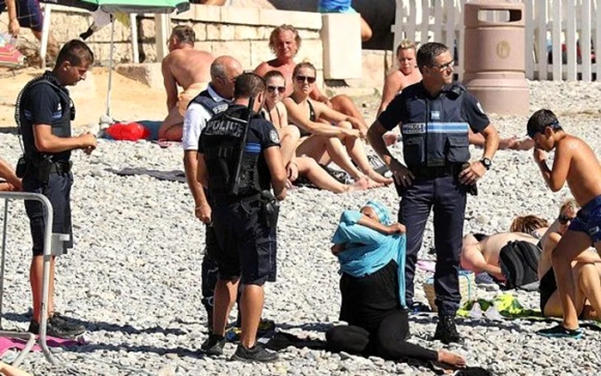 O femeie a fost dezbrăcată cu forța de polițiști, pe plaja din Nisa