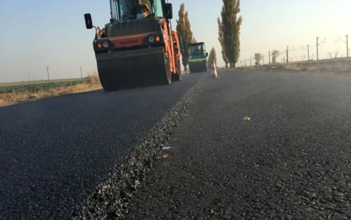 Turnare asfalt pe DN21 Călăraşi-Slobozia FOTO DRDP Constanţa