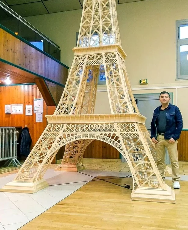 Richard Plaud, lângă Turnul Eiffel în miniatură făcut de el din chibrituri