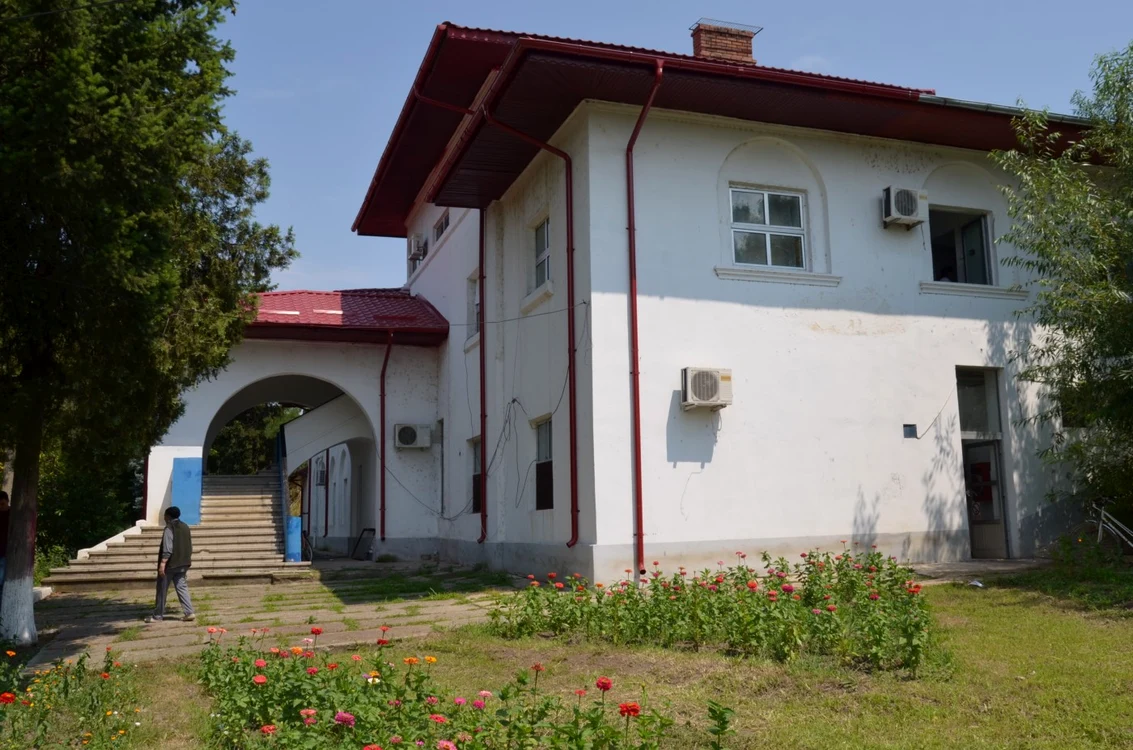 Apa de la izvoarele din curtea Căminului de bătrâni din Cervenia ar ameliora afecţiuni precum ulcerul, dischineziile biliare şi colita