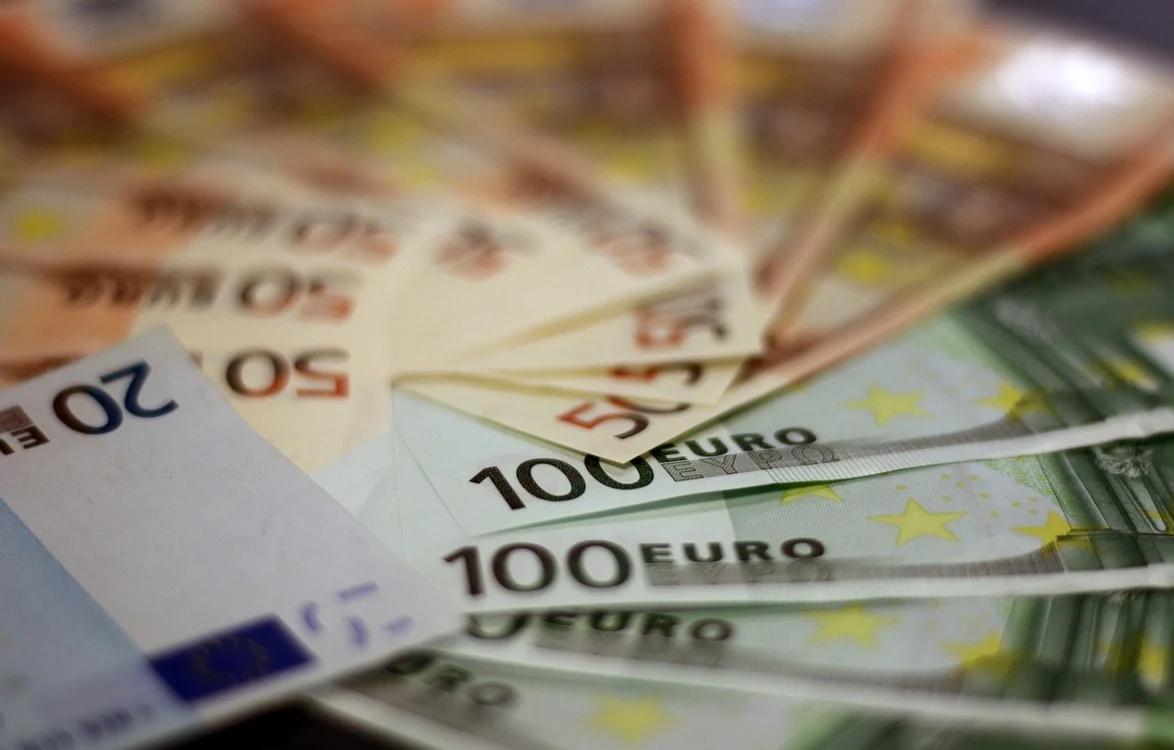 Cât câștigi dacă depui 1.000 de euro într-un depozit bancar pentru 1 an / foto: Pixabay