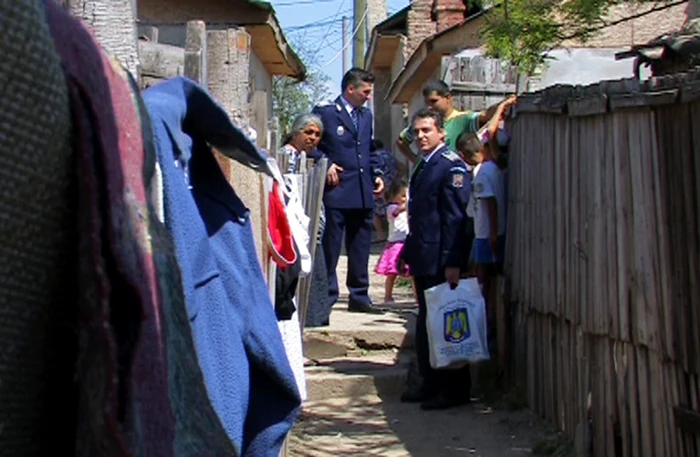 Poliţiştii vor împărţi telefoanele, în special, familiilor sărace FOTO:adevarul