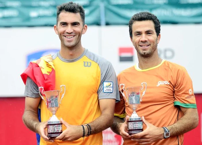 
    Horia Tecau si Jean Julien Rojer cu trofeele cucerite la Bucuresti  