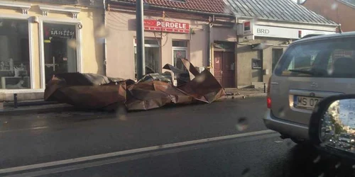 acoperis luat de vant pe calea motilor cluj foto andrei moldovan facebook