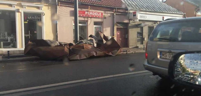 La jumătatea lunii septembrie mai multe case au rămas fără acoperişuri în Cluj-Napoca în urma vântului puternic. FOTO: ISU Cluj