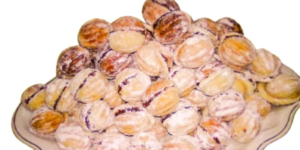 nuci umplute cu crema de ciocolata