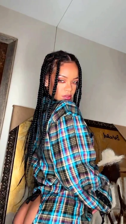 
    Rihanna și-a etalat formele voluptoaseFoto: Instagram  