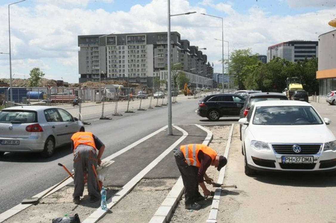 Muncitorii lucrează la trotuare pe Șos. Fabrica de Glucoză