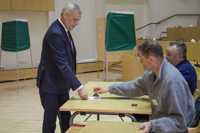 Antti Rinne, liderul Partidului Social Democrat din Finlanda, votează la alegerile parlamentare din această ţară scandinavă Foto EPA EFE