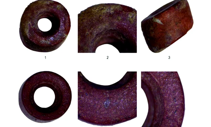 Mărgele din rocă vulcanică și scoică, descoperite într-un mormânt de la începutul epocii bronzului (foto: Facebook / Vasile Diaconu – archaeologist)