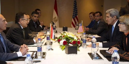 John Kerry alături de ministrul de Externe al Egiptului