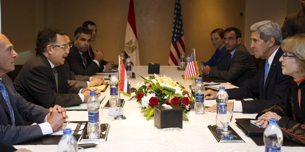 John Kerry alături de ministrul de Externe al Egiptului