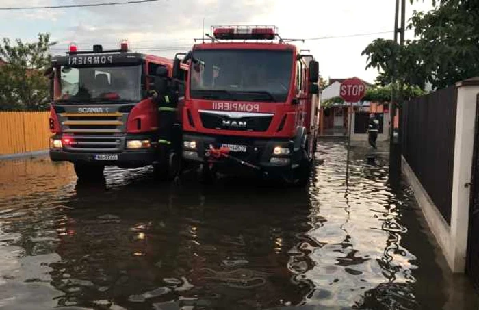 Intervenţii pentru evacuarea apei FOTOP Adevărul