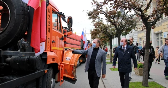 Primarul Ion Ceban participă alături de ambasadorul Rusiei la Chişinău, Oleg Vasneţov, la prezentarea celor 5 autospeciale oferite de Rusia.