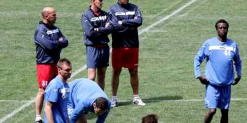 Jorge Costa, alături de secunzii Dican şi Magalhaes urmăresc îndeaproape mişcările jucătorilor