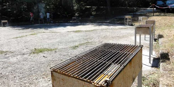 La orele prânzului, doar un singur grătar dintre cele zece montate de primărie era "inaugurat"