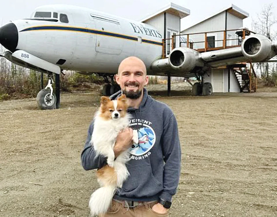 Jon Kotwicki şi  câinele lui Foxtrot,  lângă avionul DC-6,  primul pe care l-a  transformat în casă
