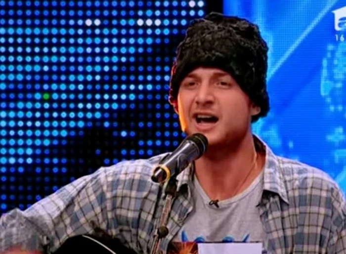 Andrei Ioniţa pe scena de la X Factor. FOTO: captură video