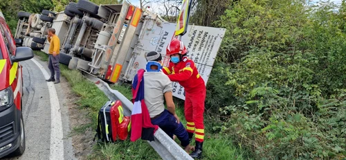 Camion încărcat cu sute de oi răsturnat pe DN67 în Pietrari Vâlcea Foto ISU Vâlcea jpeg