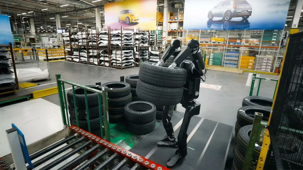 Muncitorii din fabricile Renault, înlocuiți de roboții umanoizi. Constructorul vrea reducerea costurilor de producție cu 20%