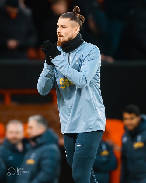 Radu Drăgușin a debutat pentru Tottenham. Românul era să-și îngroape echipa la ultima fază VIDEO