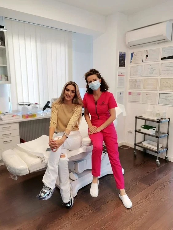 
    Bianca Drăgușanu  și-a conturat pomeții   