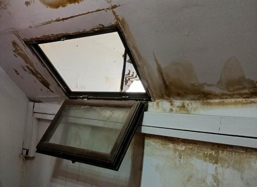Plouă în sediul Primăriei Târgu Jiu, afectat de cutremurul din februarie. Clădirea este monument istoric